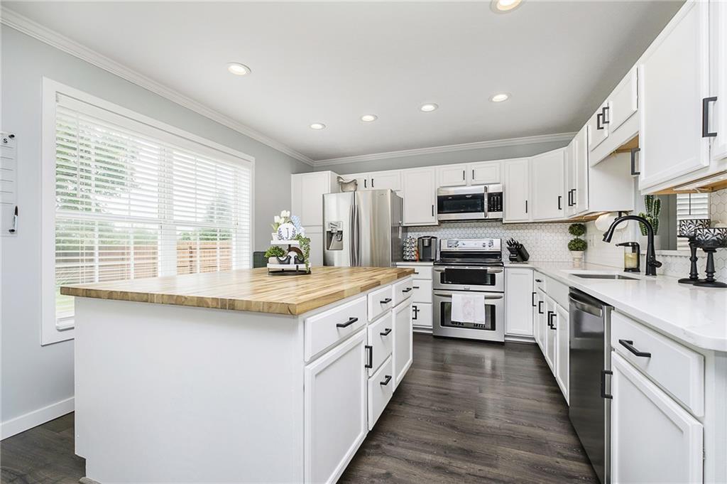 White farmhouse kitchen